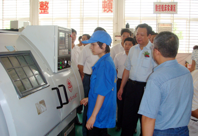 江西省省长吴新雄莅临大赛赛场观看我校教师比赛